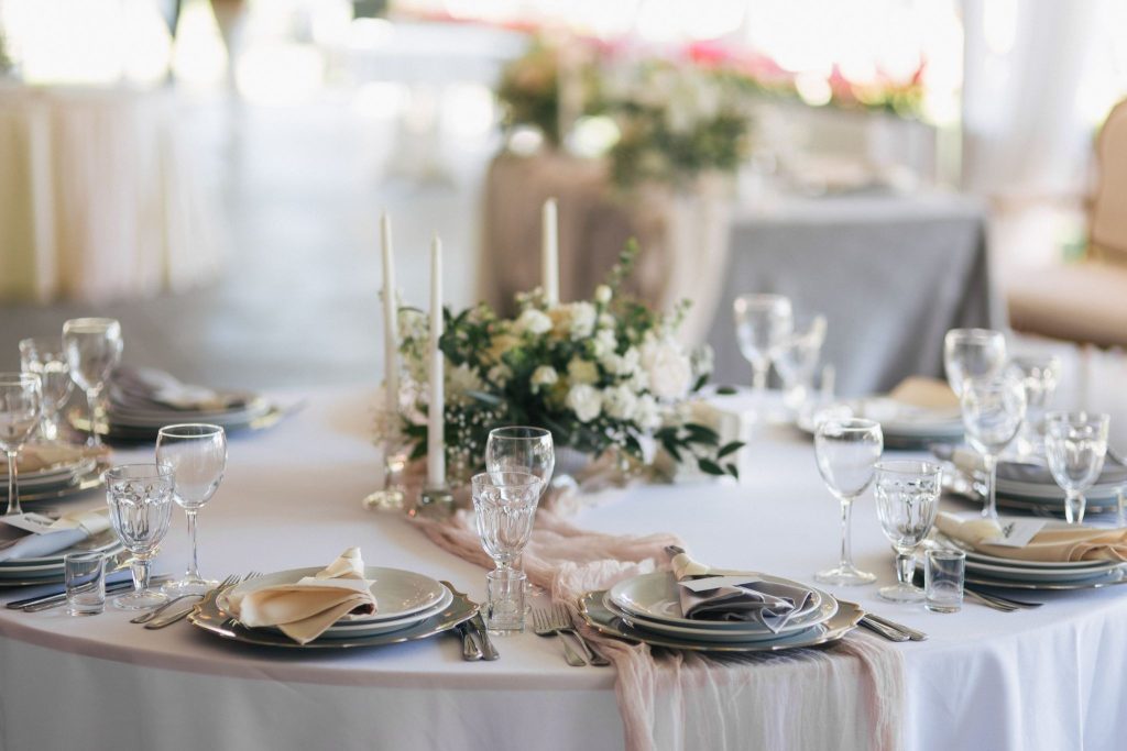 How to Choose Wedding Decor That Matches Your Theme