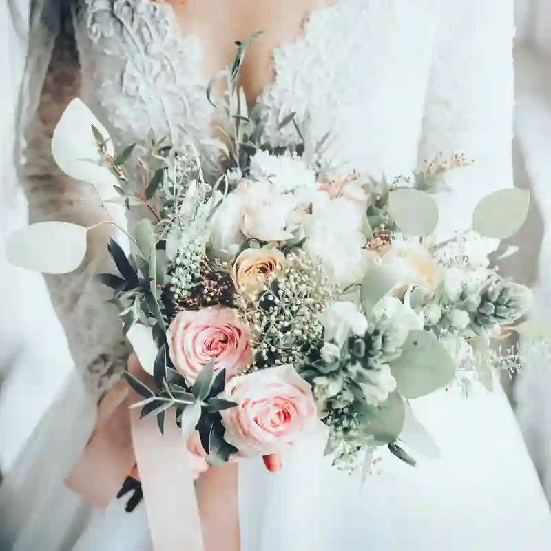 What mistakes should couples avoid when selecting wedding flowers?